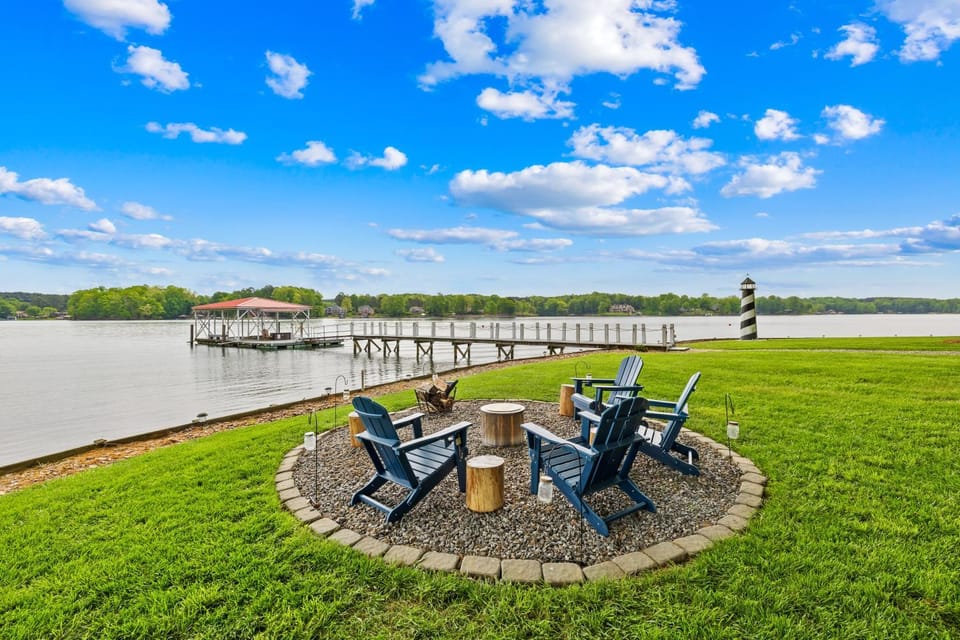 300 Degree Views, NEW HotTub, Firepit, Lighthouse House in Lake Norman