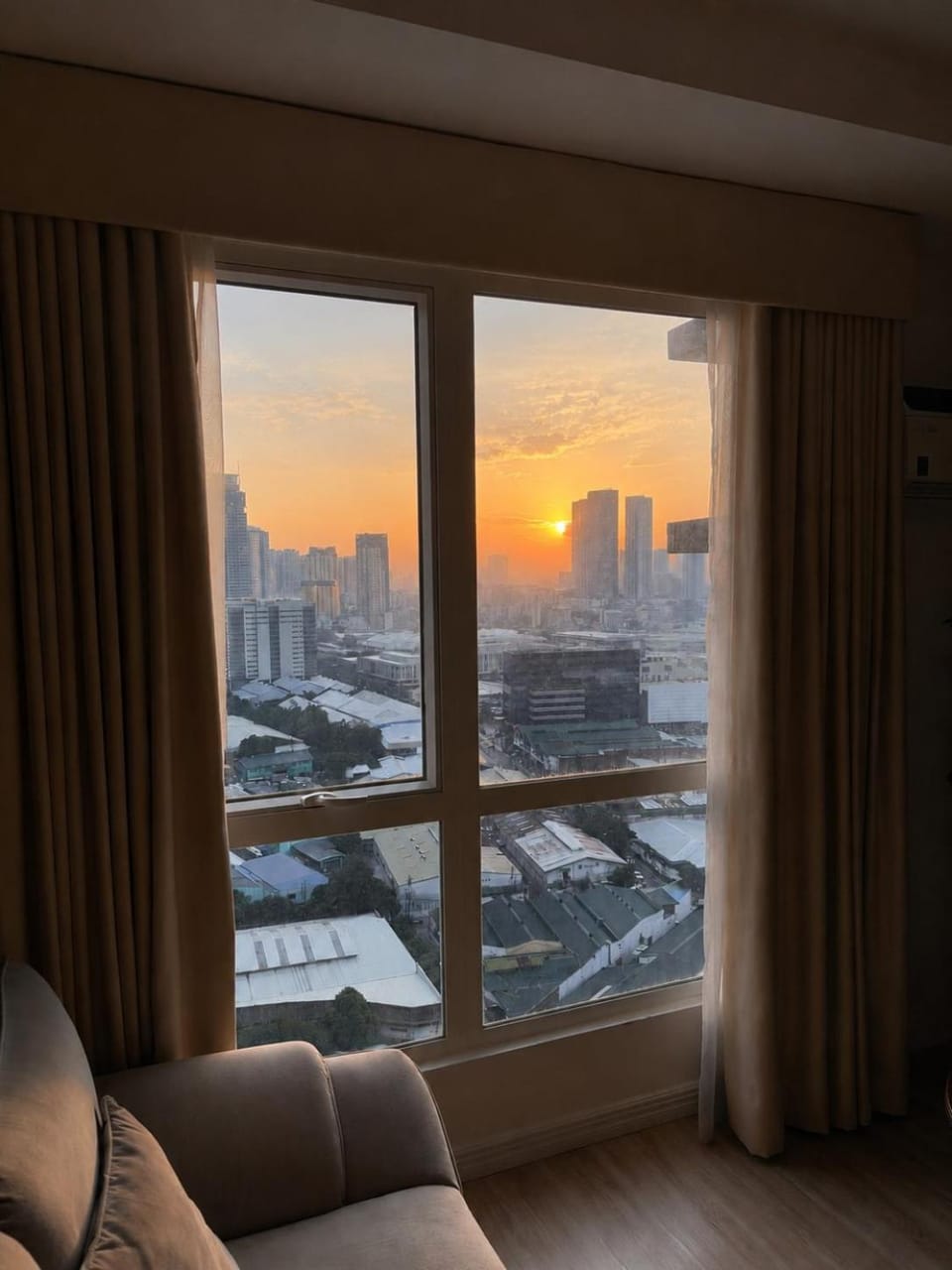 2BR Condo in Mandaluyong with Sunrise View, 65 Inch OLED TV and DisneyPlus Apartment in Mandaluyong