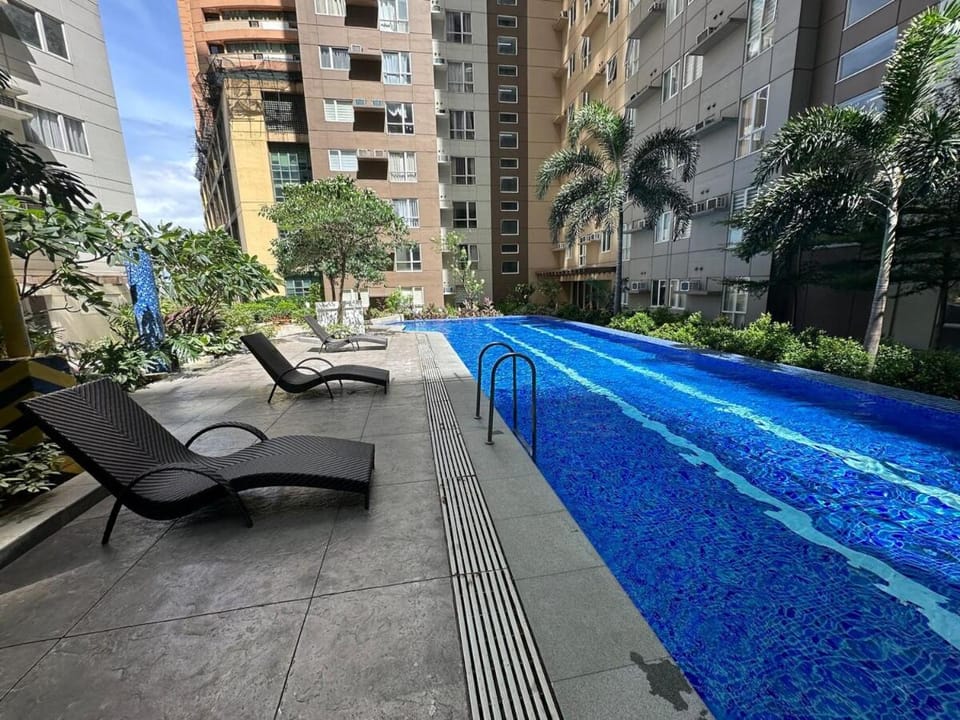 2BR Condo in Mandaluyong with Sunrise View, 65 Inch OLED TV and DisneyPlus Apartment in Mandaluyong