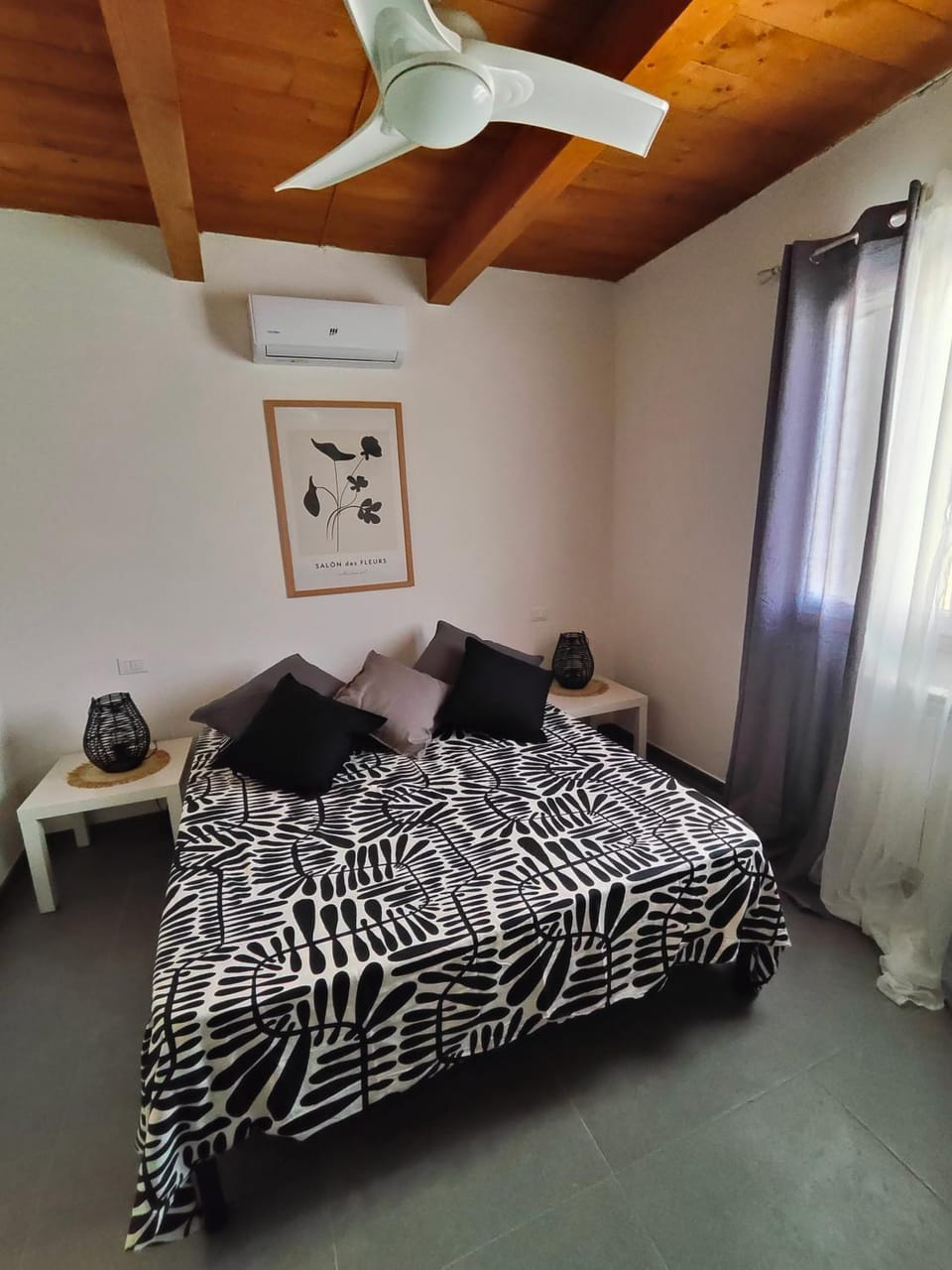 Bed, Photo of the whole room, Bedroom, air conditioner
