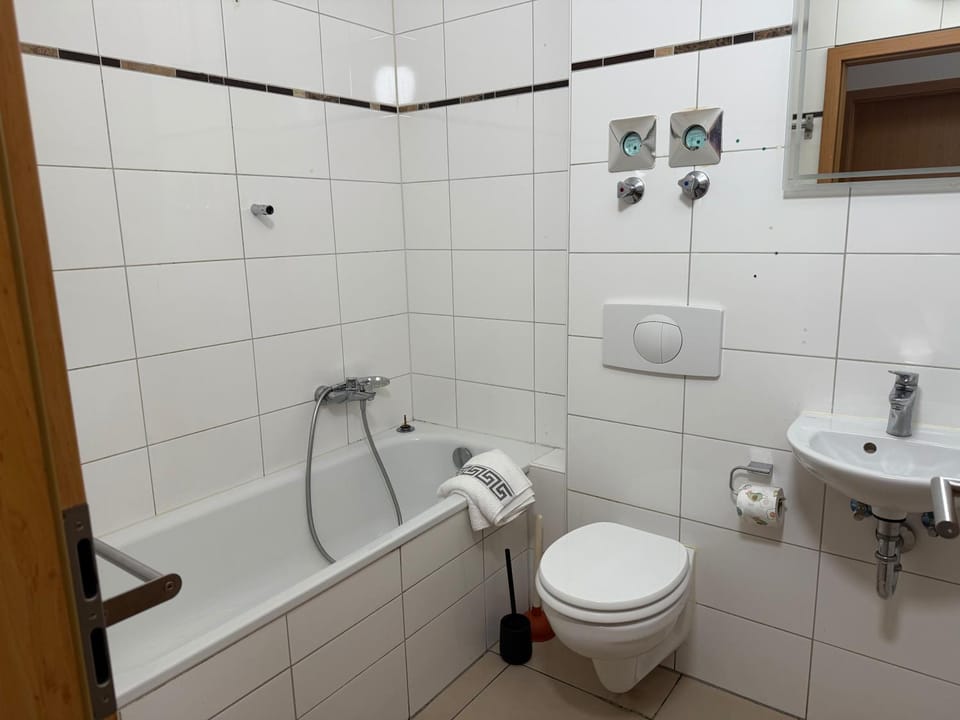 Modernes 2-Zimmer Apartment mit 4 Einzelbetten, Küche & Balkon Apartment in Offenbach
