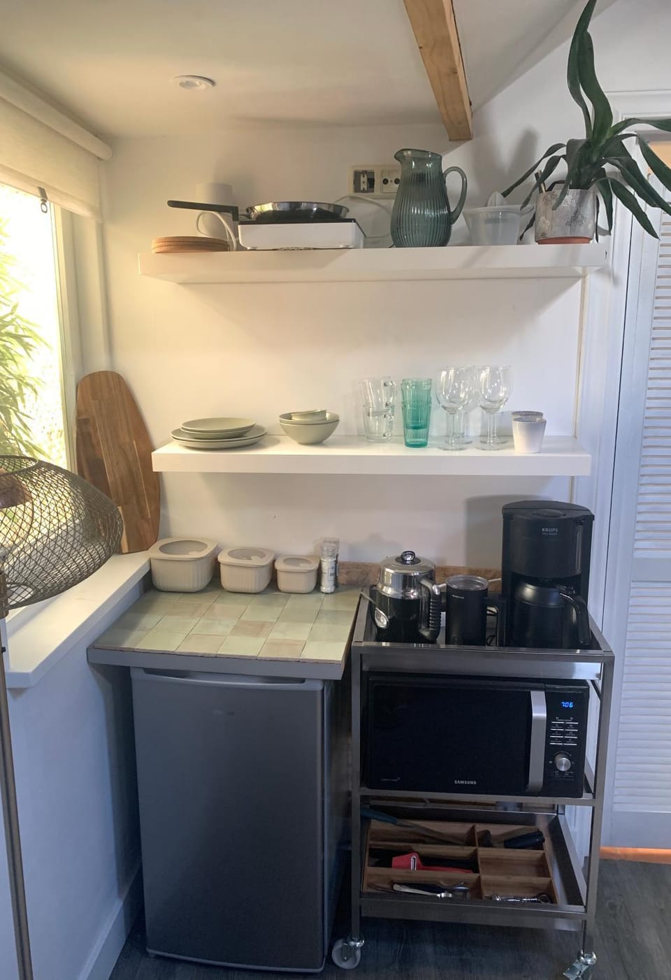 Coffee/tea facilities, Kitchen or kitchenette, stove