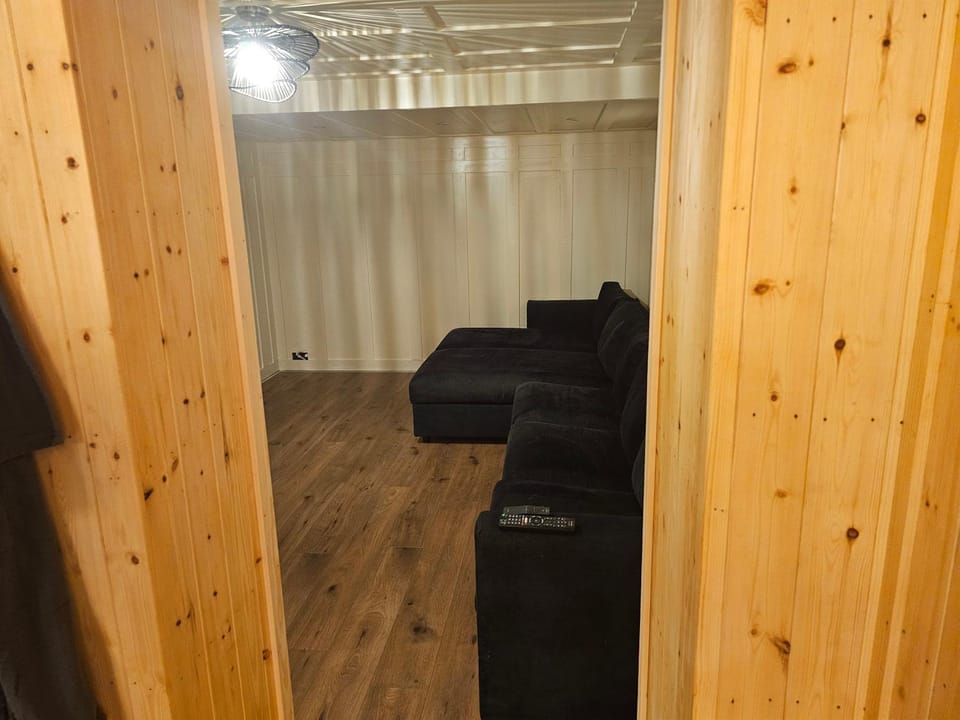 Cosy 2 Bedroom Coastal Retreat with Sea Views and a Private Indoor Hot Tub Apartment in Margate