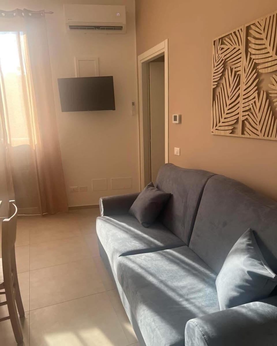 Communal lounge/ TV room, Seating area, air conditioner