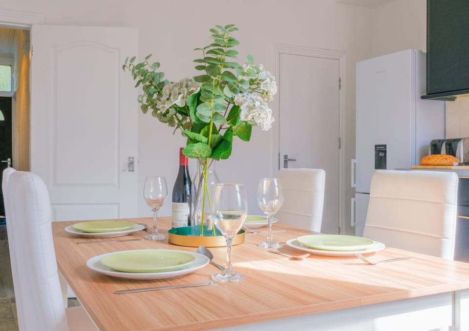 4-Bed Family House in Leeds with park view House in Leeds