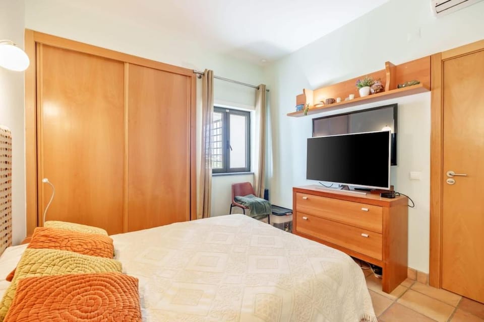 Bed, TV and multimedia, Bedroom, wardrobe, air conditioner