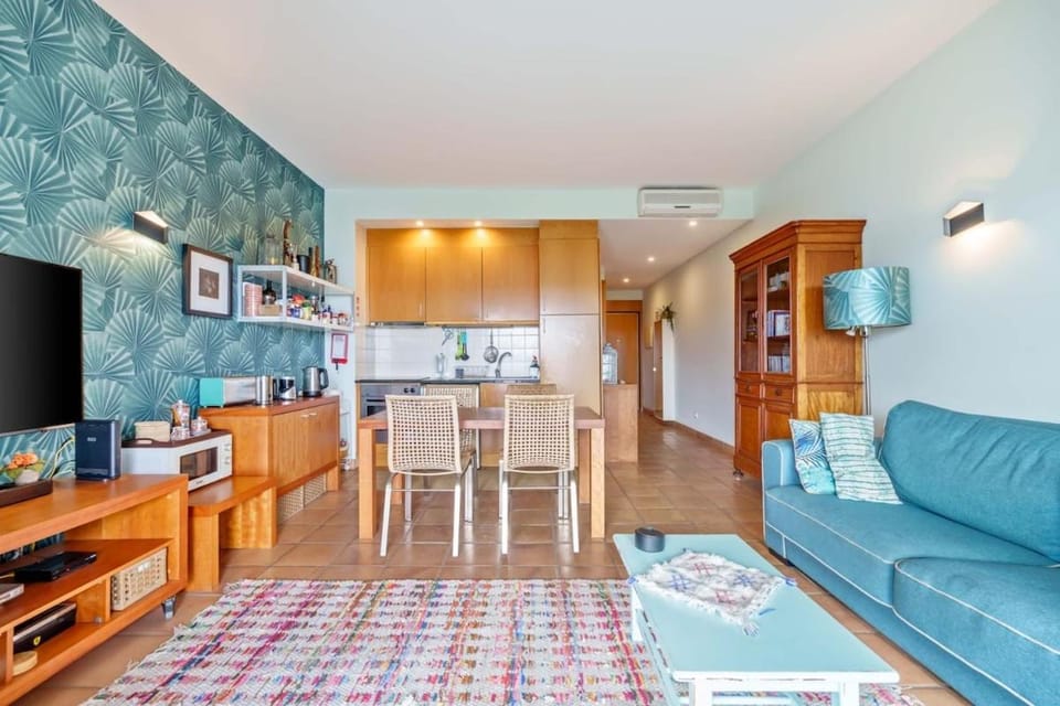 TV and multimedia, Kitchen or kitchenette, Living room, Dining area, oven, stove