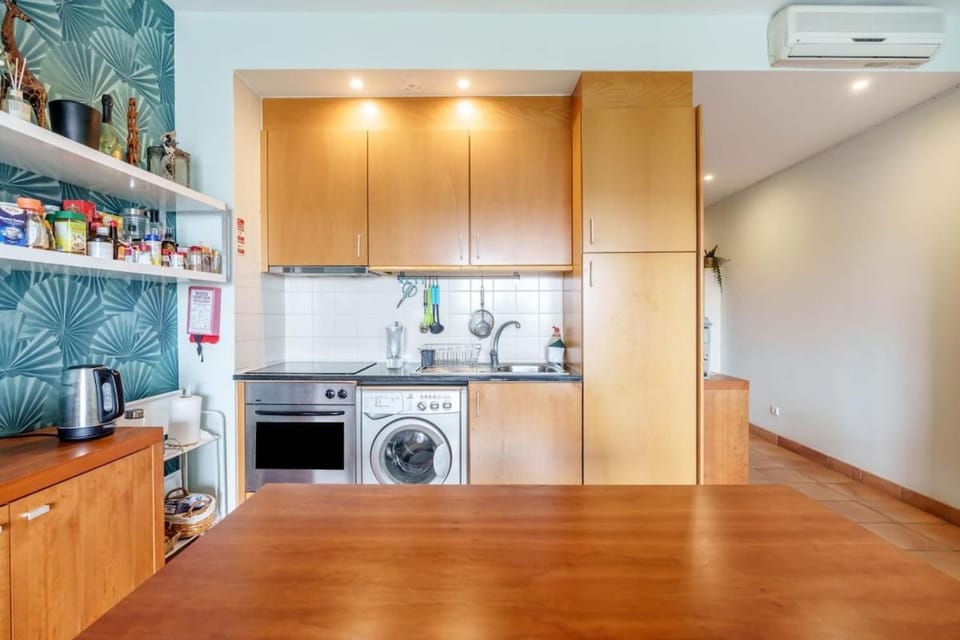 Coffee/tea facilities, Kitchen or kitchenette, oven, stove, toaster, washing machine