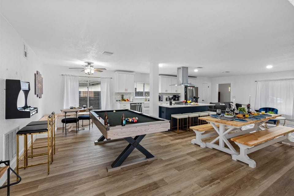 5-Bedroom Home with Private Pool and Hot Tub, 15 Minutes from Clearwater Beach House in Largo