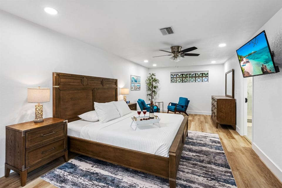 5-Bedroom Home with Private Pool and Hot Tub, 15 Minutes from Clearwater Beach House in Largo