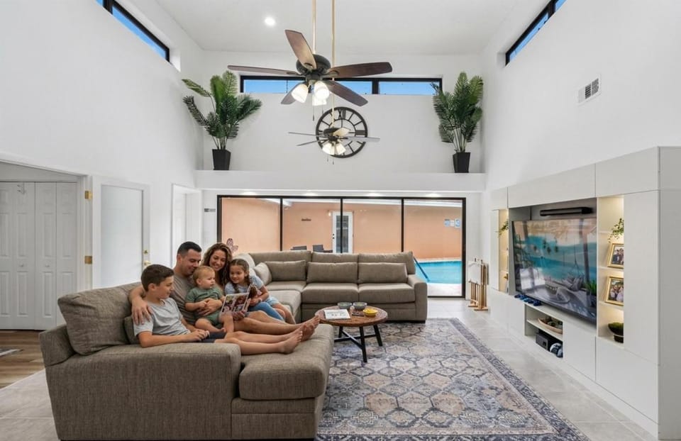 5-Bedroom Home with Private Pool and Hot Tub, 15 Minutes from Clearwater Beach House in Largo