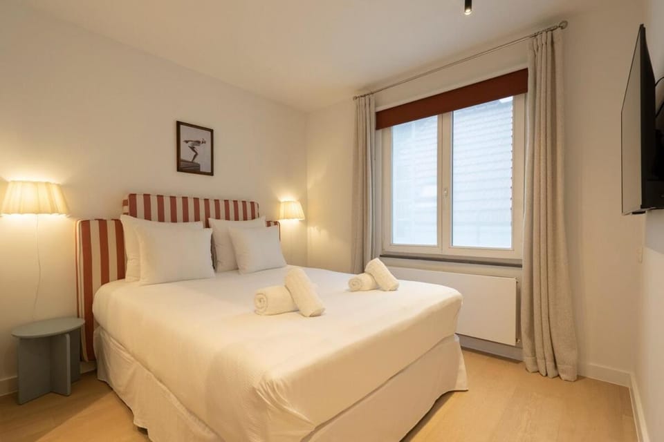 Bed, TV and multimedia, Bedroom