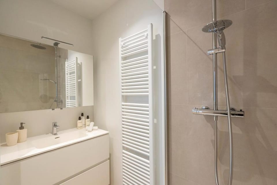 Shower, Bathroom, towels