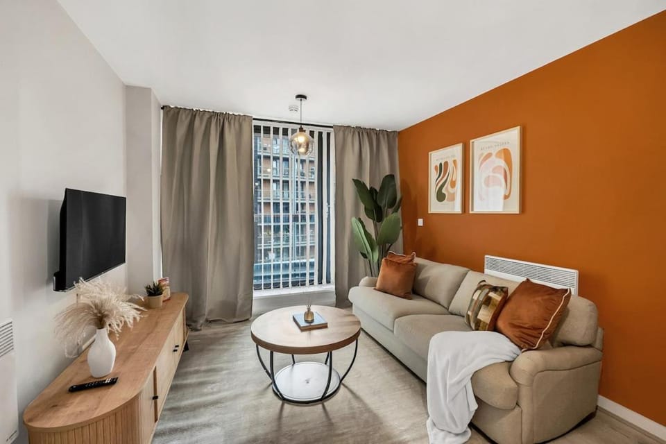 Communal lounge/ TV room, TV and multimedia, Living room, Seating area, Evening entertainment