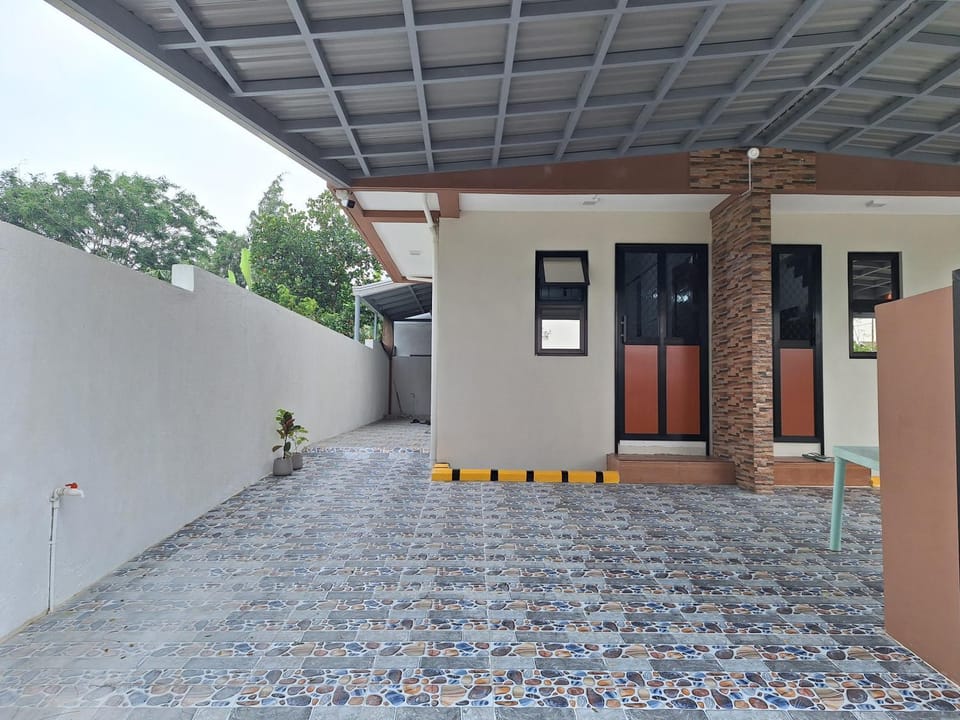 Property building, Day, Parking