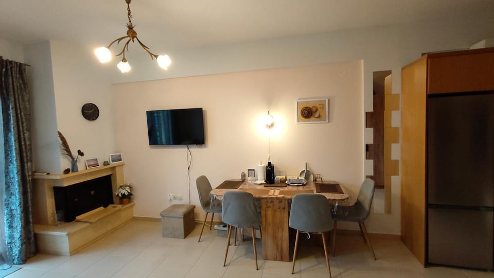 TV and multimedia, Living room, Seating area, Dining area