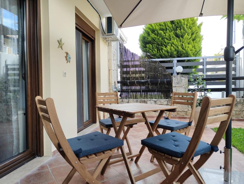Patio, Day, Dining area