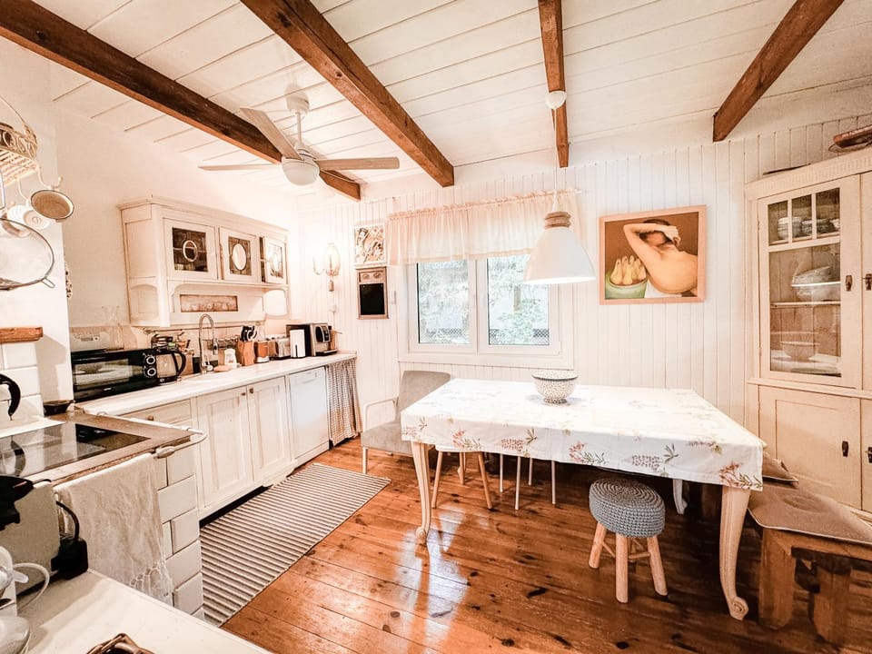 Coffee/tea facilities, Kitchen or kitchenette, dishwasher, stove