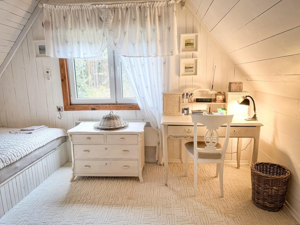 Photo of the whole room, Bedroom