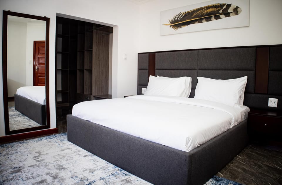 Photo of the whole room, Bedroom, wardrobe
