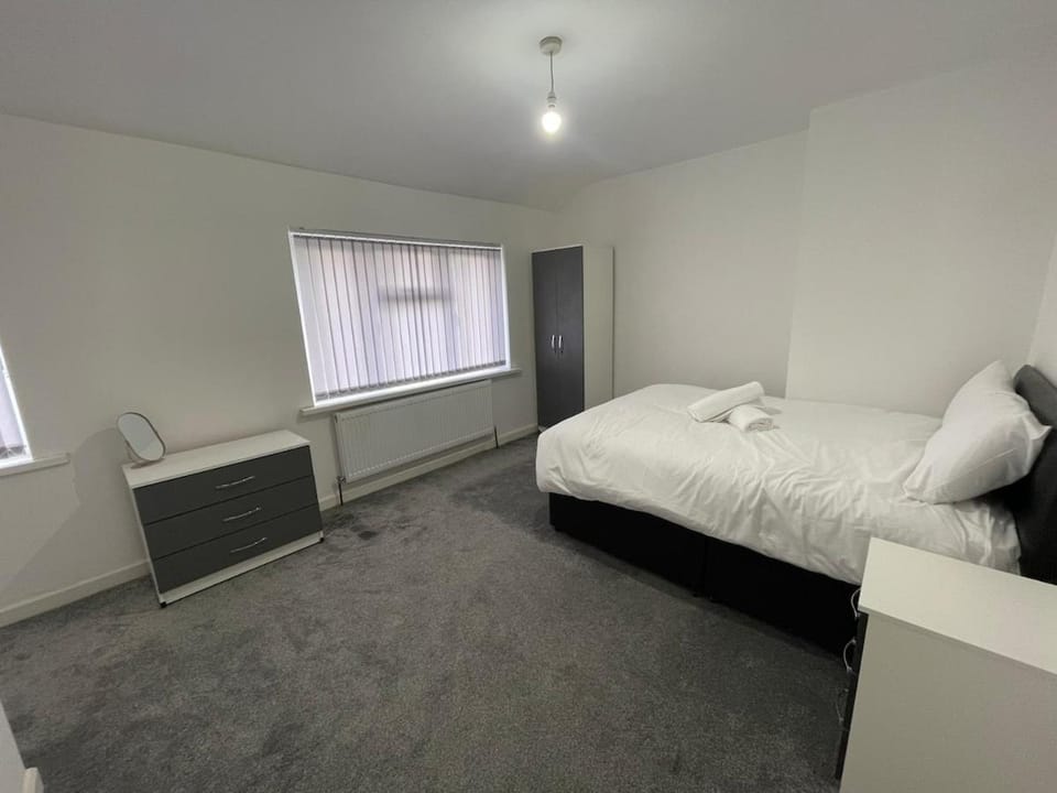 3 Bedroom House near M6, Aston Villa, Star city Apartment in The Royal Town of Sutton Coldfield