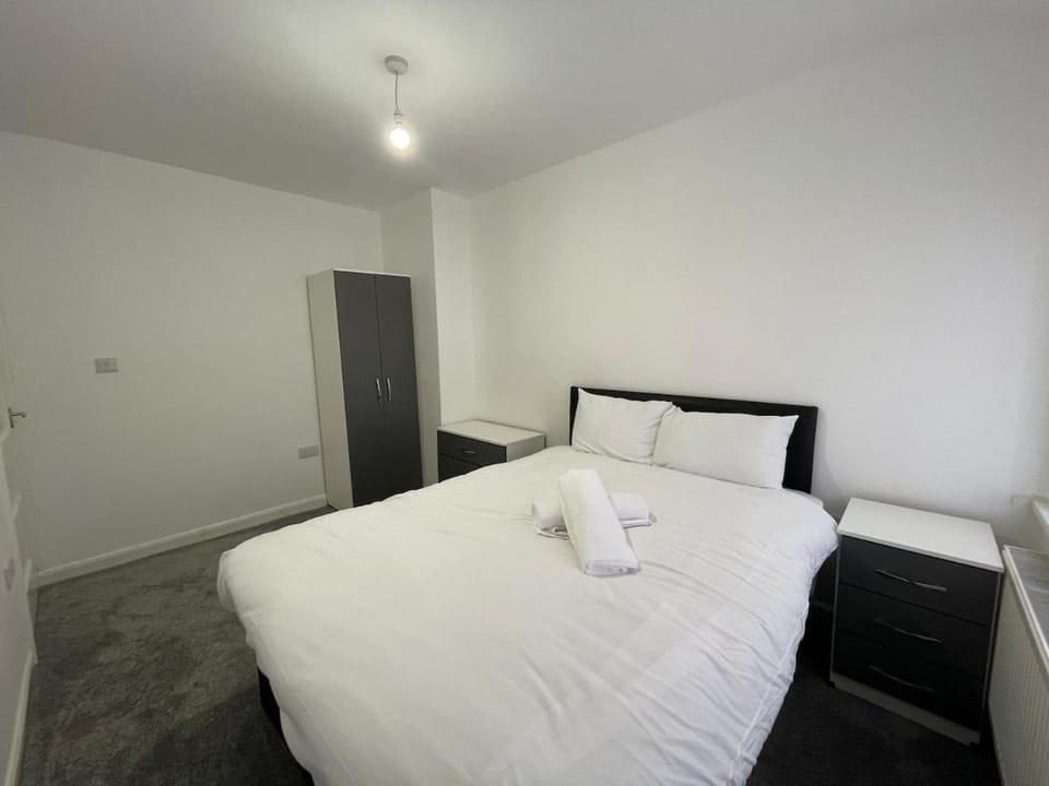 3 Bedroom House near M6, Aston Villa, Star city Apartment in The Royal Town of Sutton Coldfield