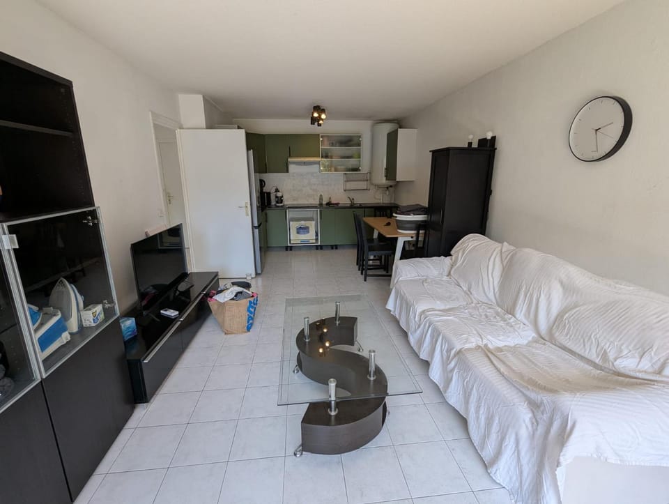 Communal lounge/ TV room, TV and multimedia, Kitchen or kitchenette, Living room, Seating area, oven, stove