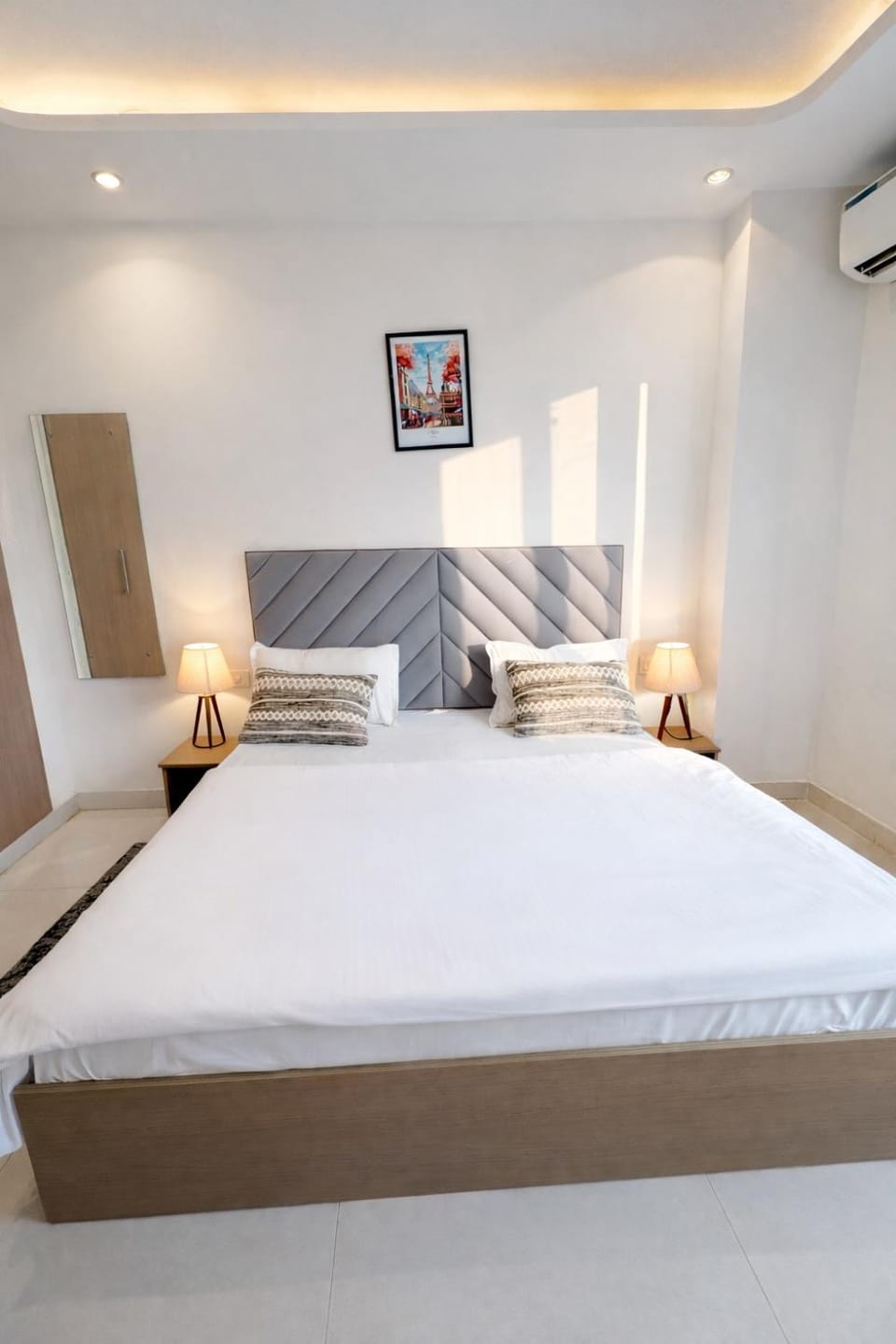 Auric Abode - luxe Studio Near CyberHub Prime Golf Course Road Stay Apartment in Gurugram