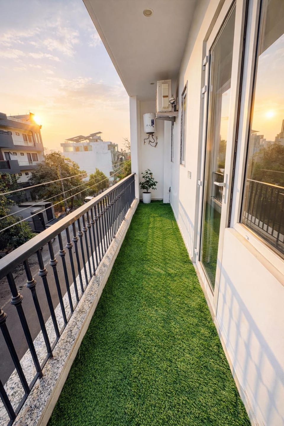 Auric Abode - luxe Studio Near CyberHub Prime Golf Course Road Stay Apartment in Gurugram