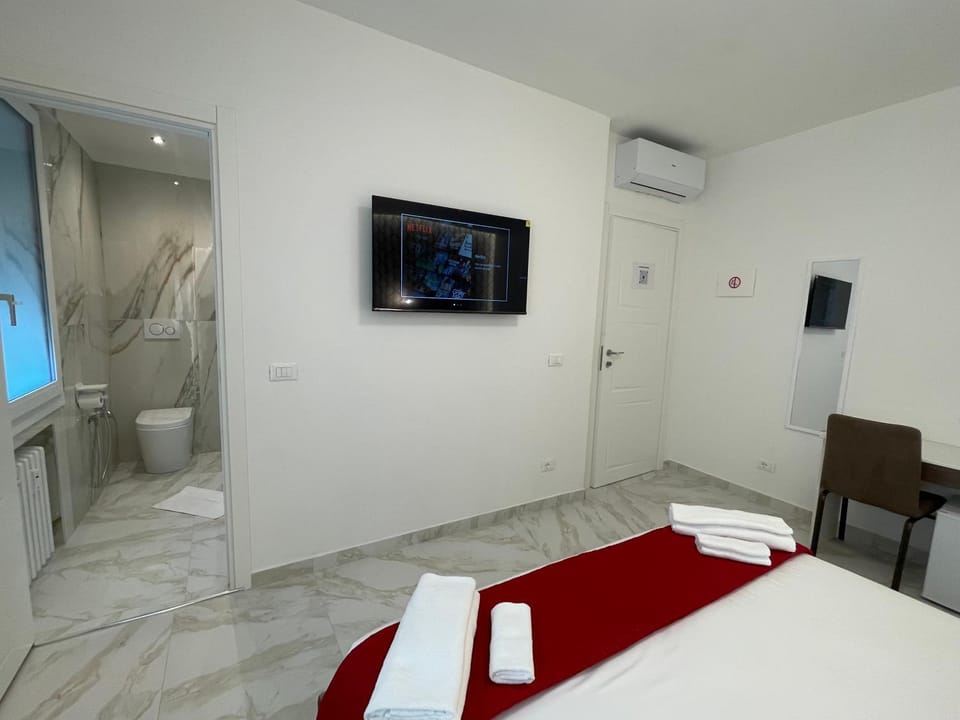 Shower, Bathroom, TV and multimedia, Photo of the whole room, towels, air conditioner