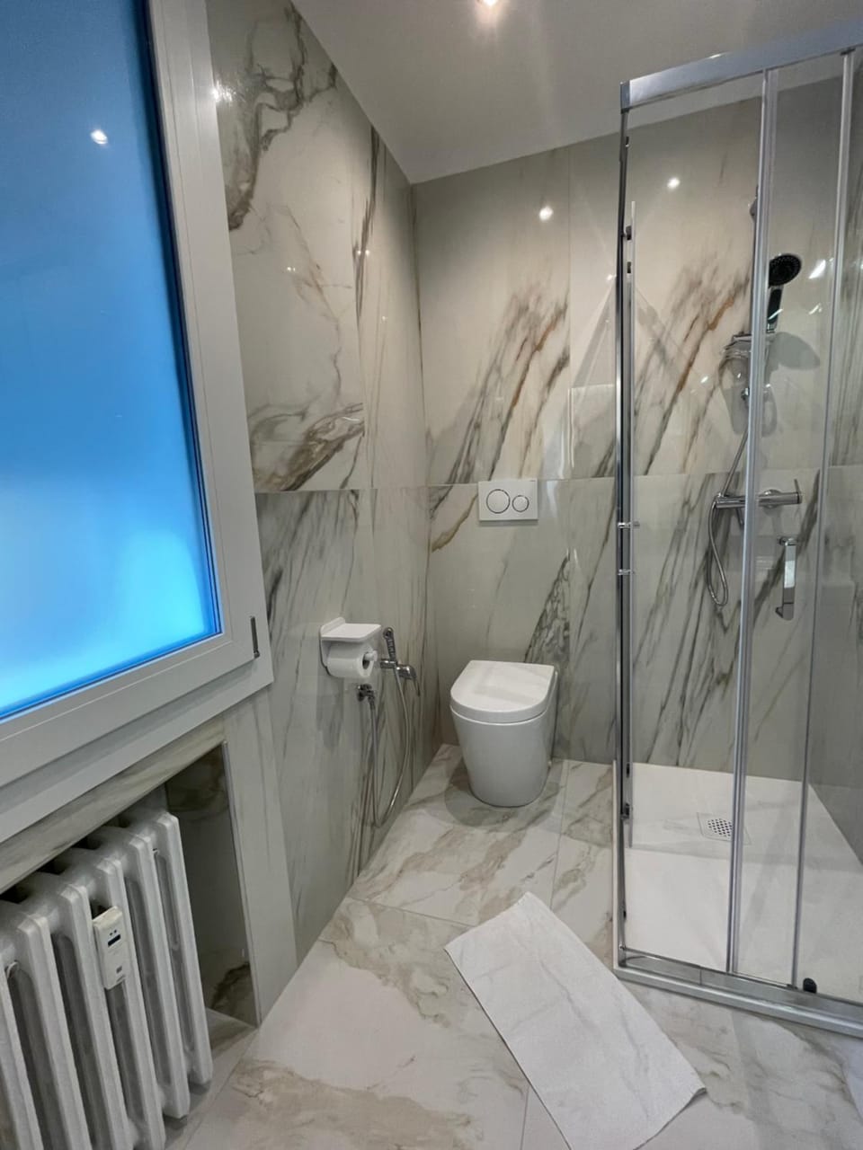 Shower, Toilet, Bathroom, towels