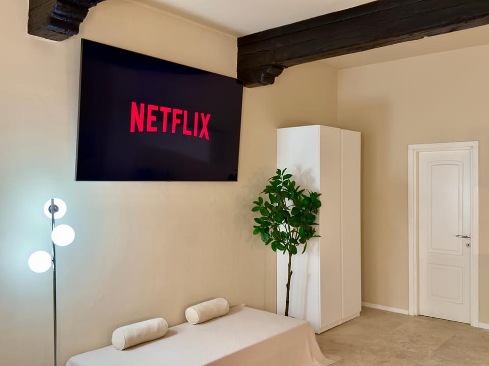Bed, TV and multimedia, Photo of the whole room