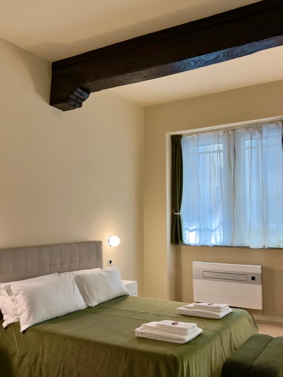 Bed, towels, air conditioner