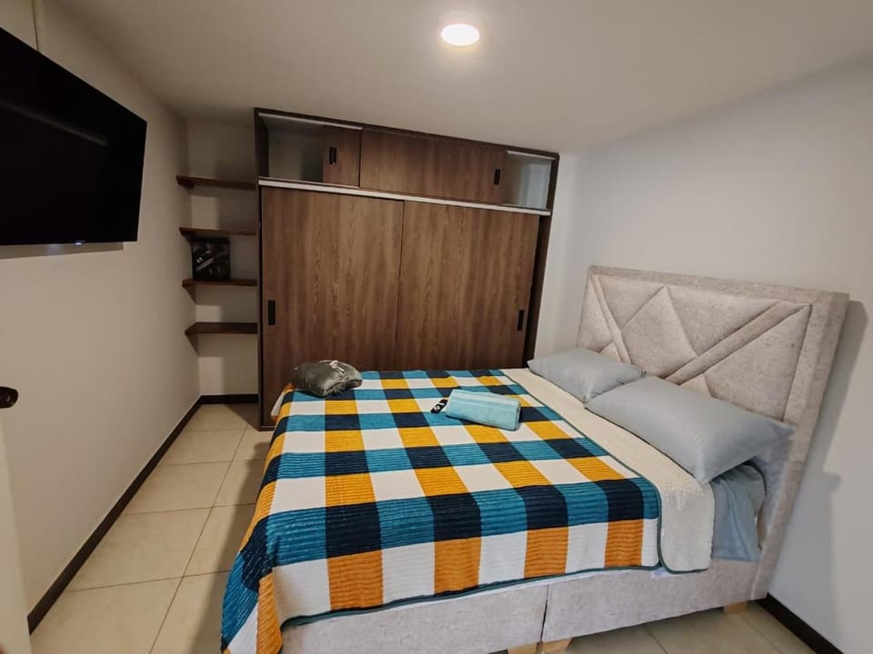 Bed, TV and multimedia, Photo of the whole room, Evening entertainment, Bedroom, wardrobe
