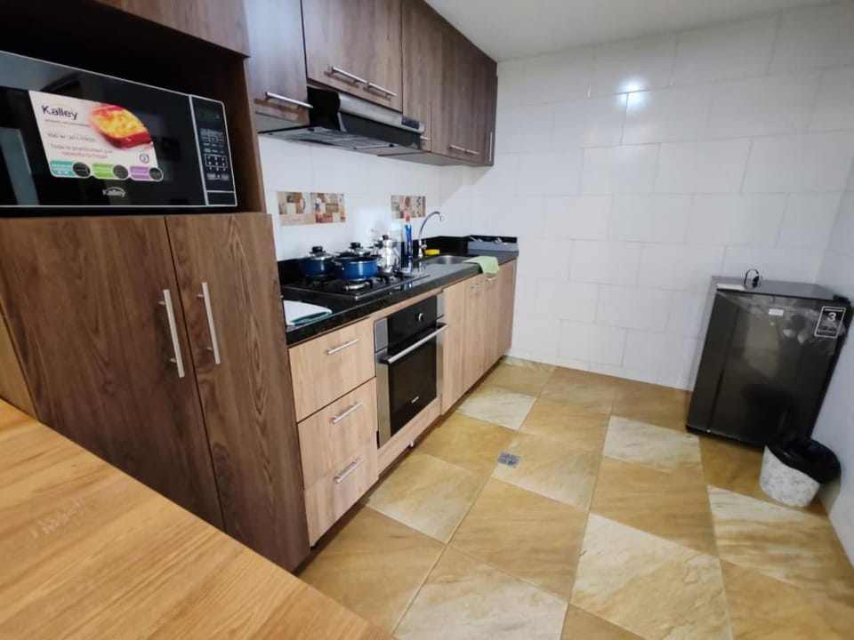Coffee/tea facilities, Kitchen or kitchenette, minibar, oven, stove