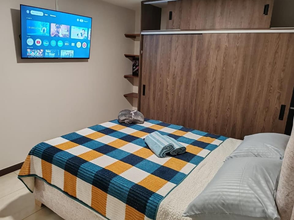 Bed, TV and multimedia, Photo of the whole room, Bedroom, wardrobe
