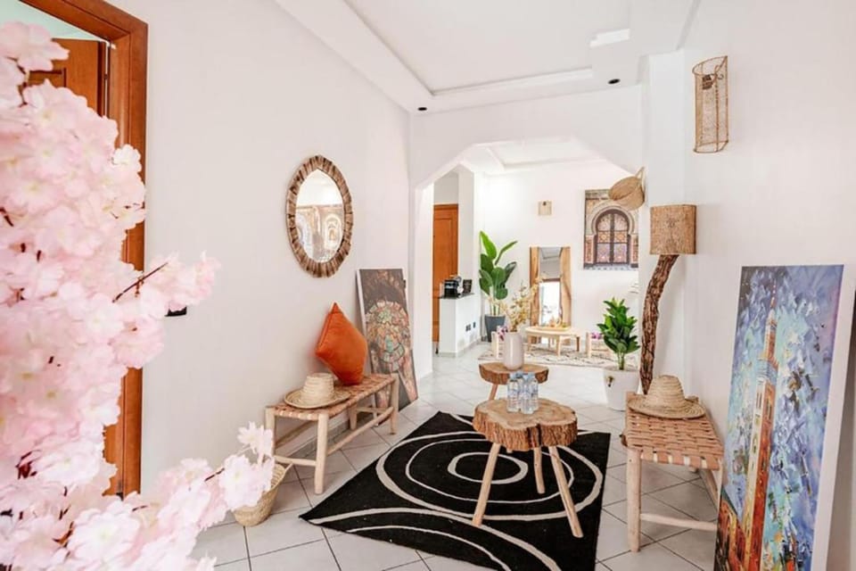 Living room, Decorative detail, Dining area