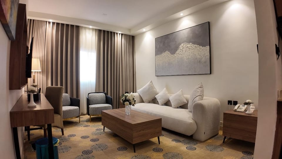 Communal lounge/ TV room, View (from property/room), View (from property/room), Living room, City view, City view, Street view, Quiet street view