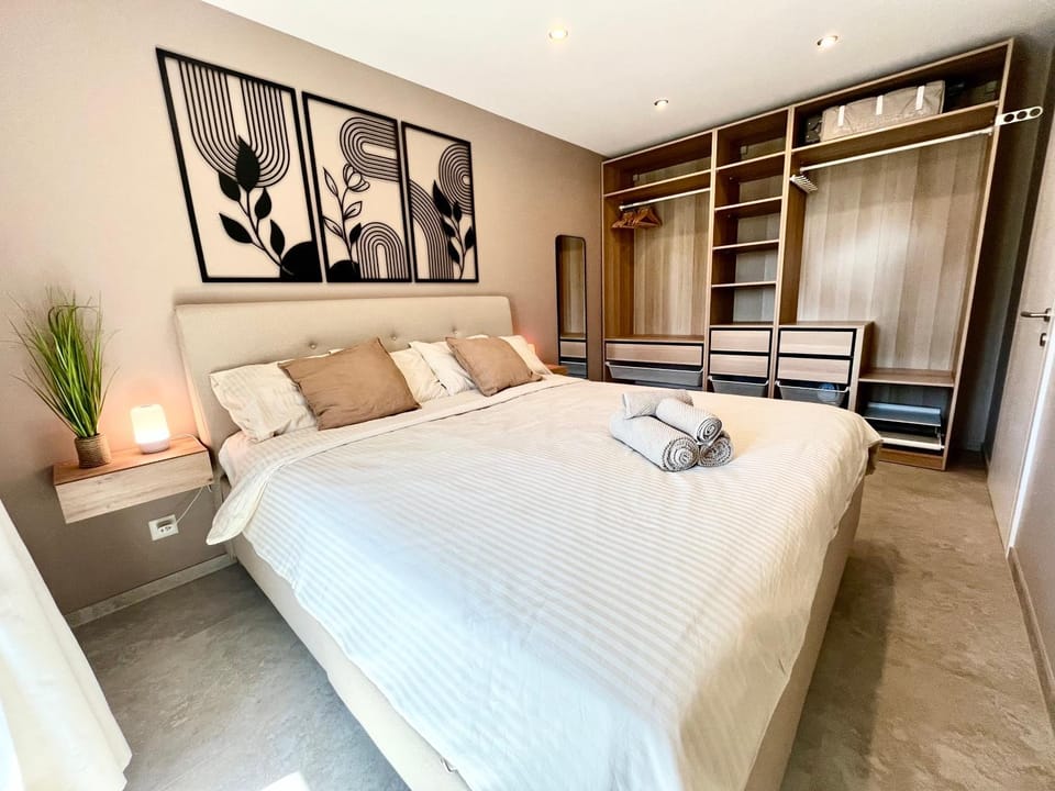 Bedroom, towels, wardrobe