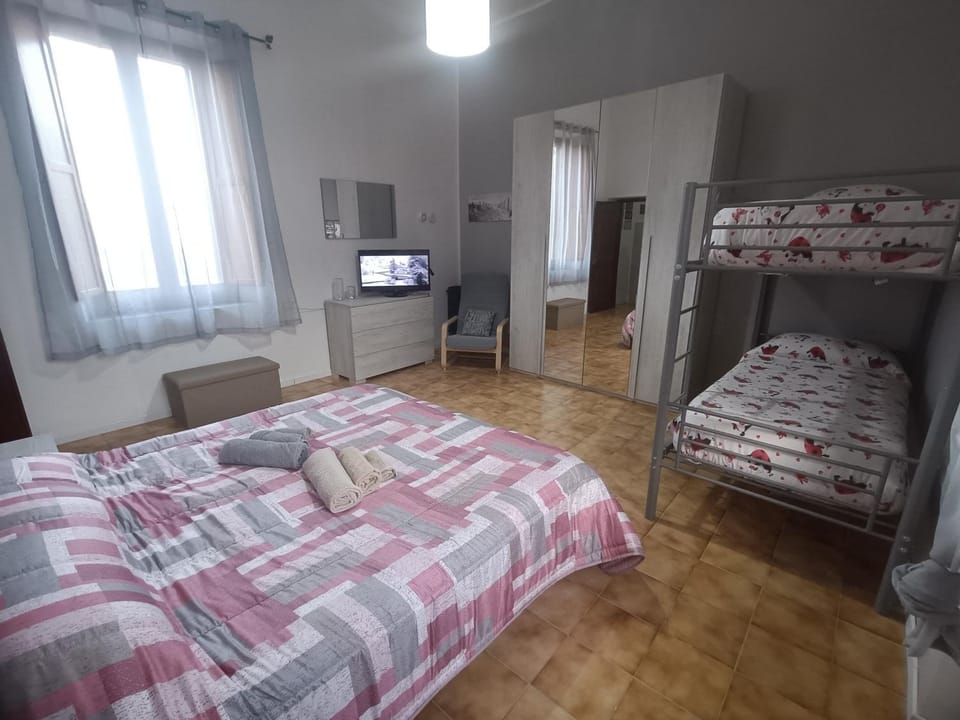 Bed, TV and multimedia, Photo of the whole room, Bedroom, towels