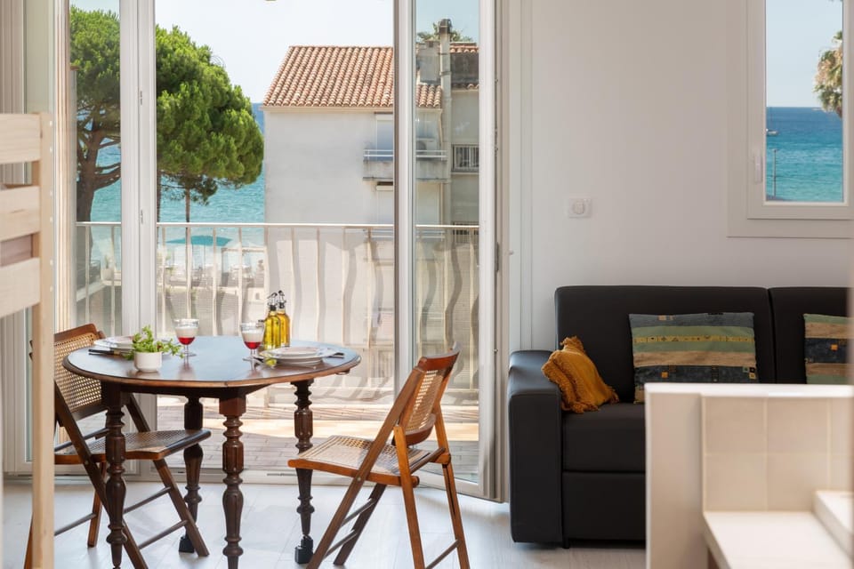 Patio, Natural landscape, View (from property/room), Balcony/Terrace, Living room, Food and drinks, Seating area, Dining area, Food, Sea view, Drinks