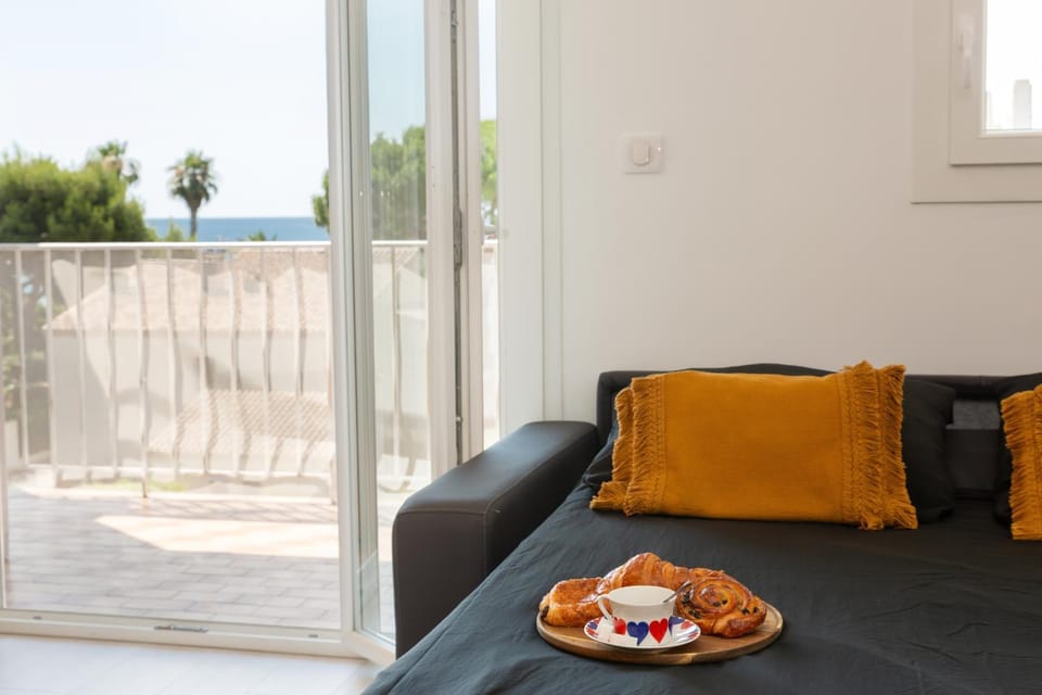 Coffee/tea facilities, View (from property/room), Balcony/Terrace, Living room, Food and drinks, Dining area, Food, Sea view