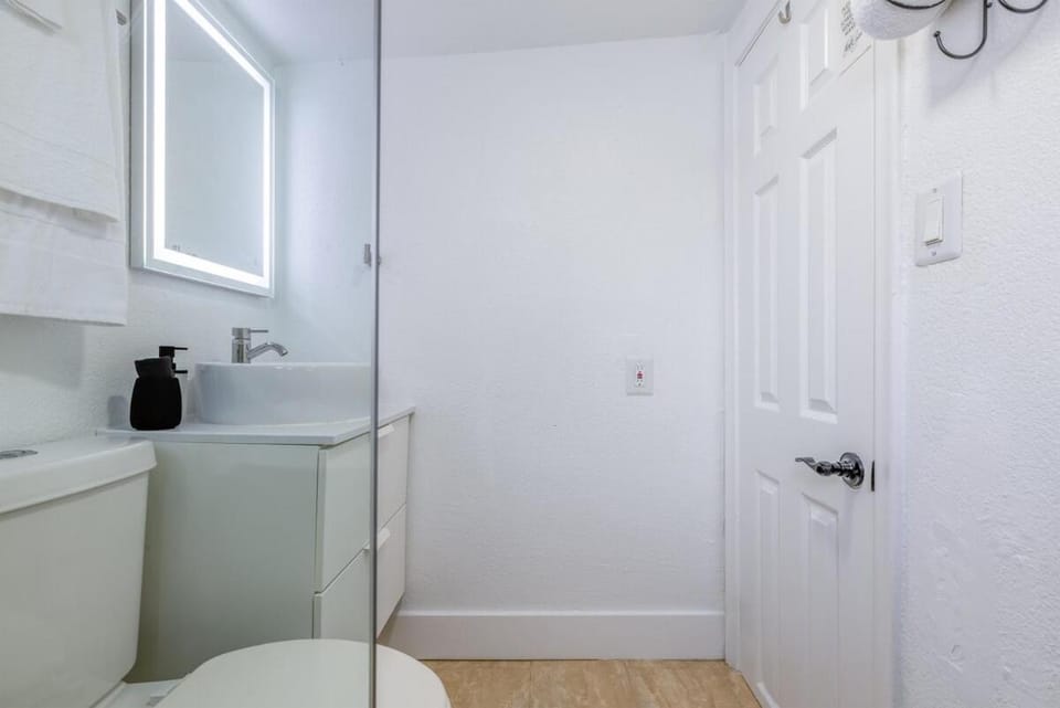 MIA Airport Modern Studio 10 min Downtown Port Apartment in Miami