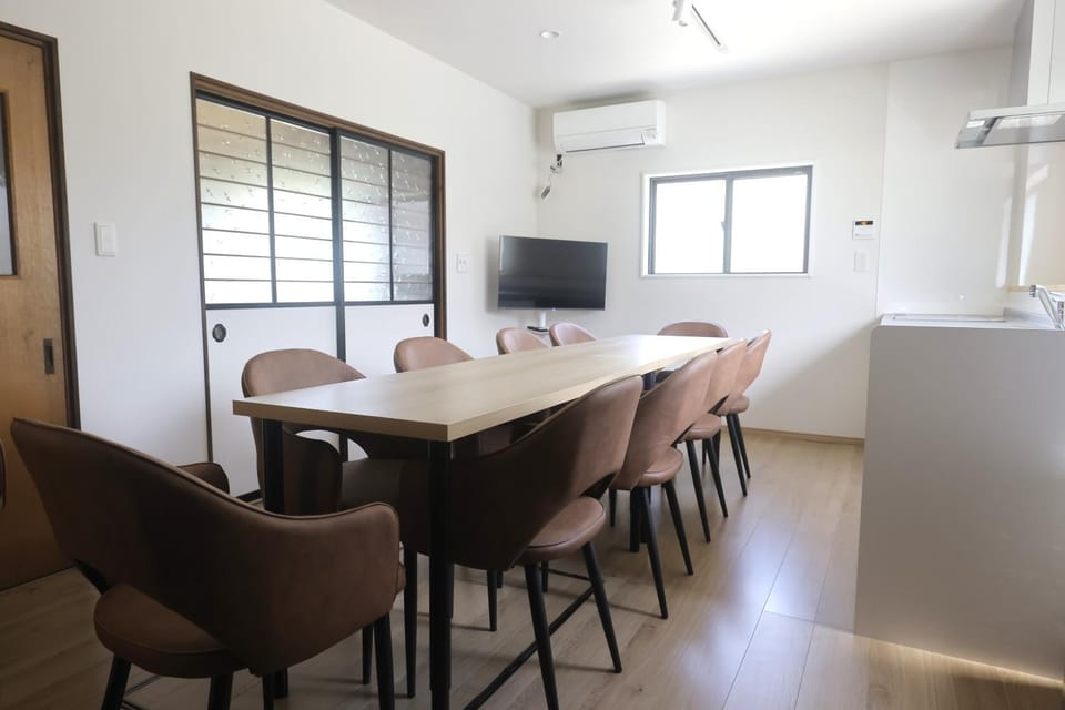 TV and multimedia, Kitchen or kitchenette, Dining area, air conditioner