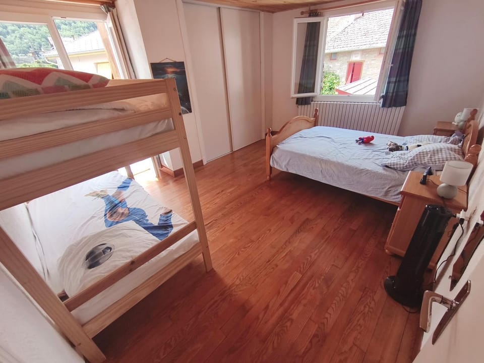 Bed, Photo of the whole room, Bedroom, bunk bed