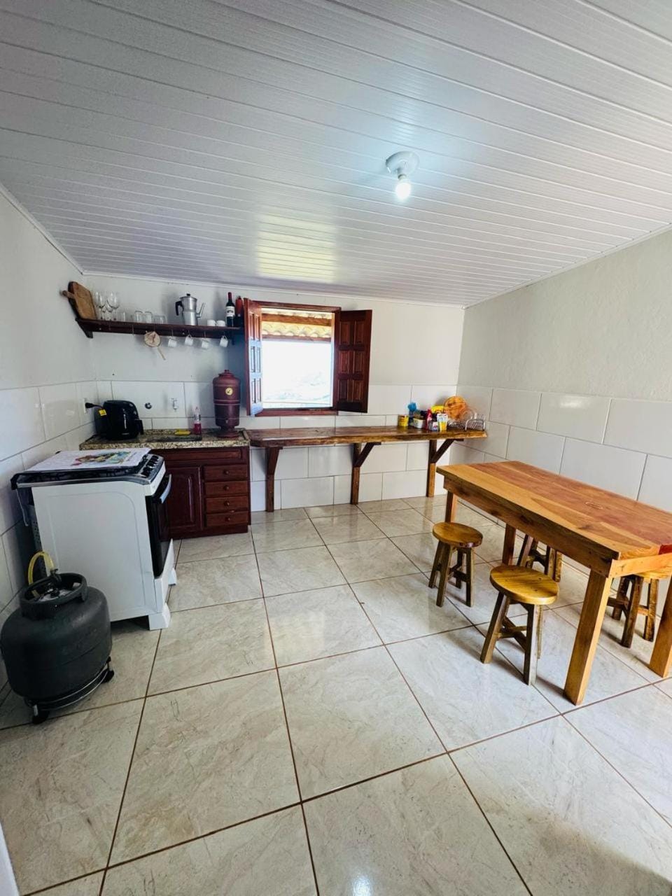 Kitchen or kitchenette, Dining area, minibar, stove