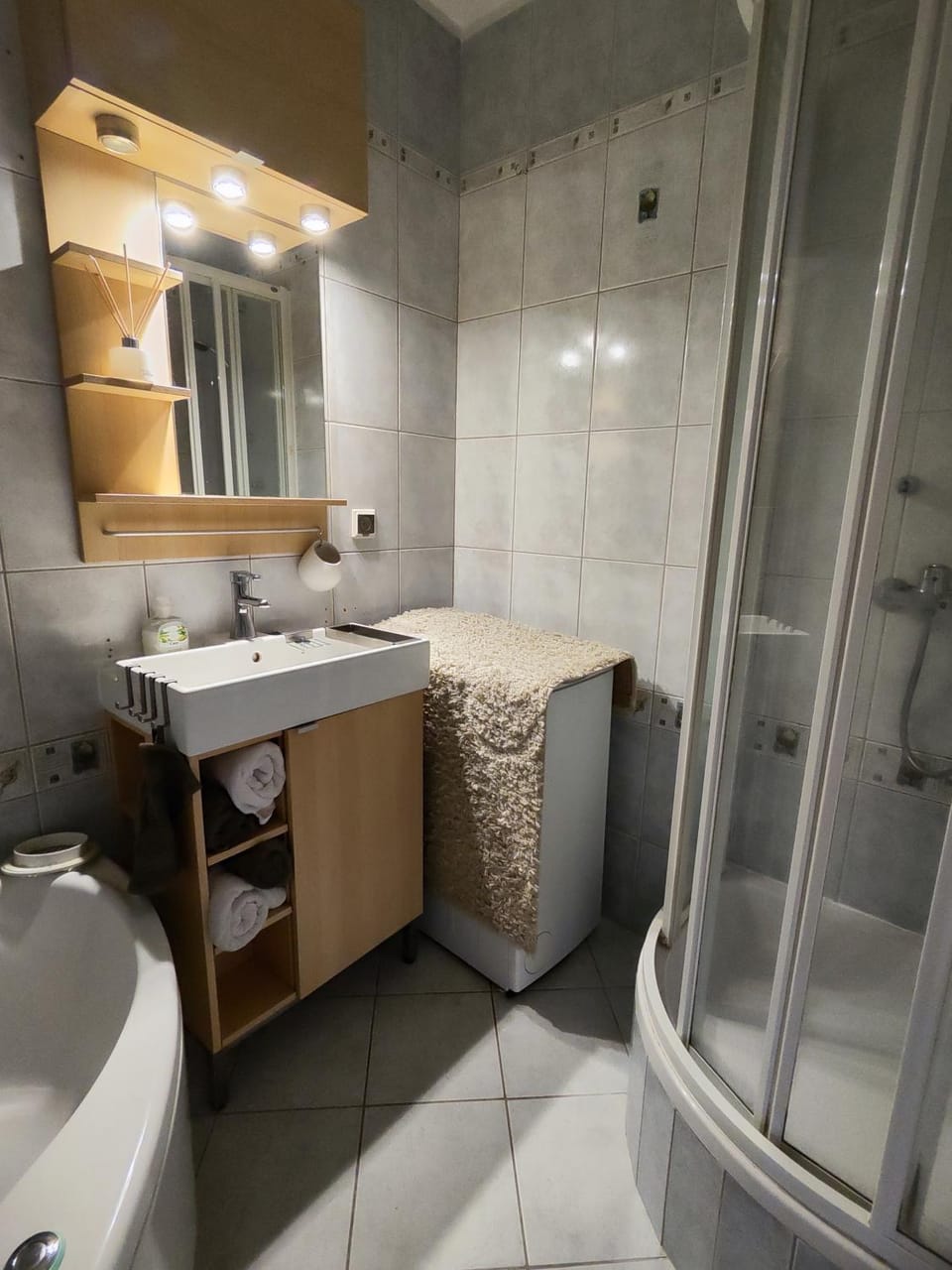 Shower, Toilet, Bathroom, Bath, towels