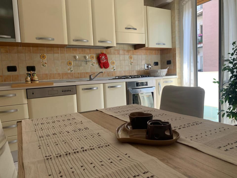 Coffee/tea facilities, Kitchen or kitchenette, Dining area, dishwasher, stove