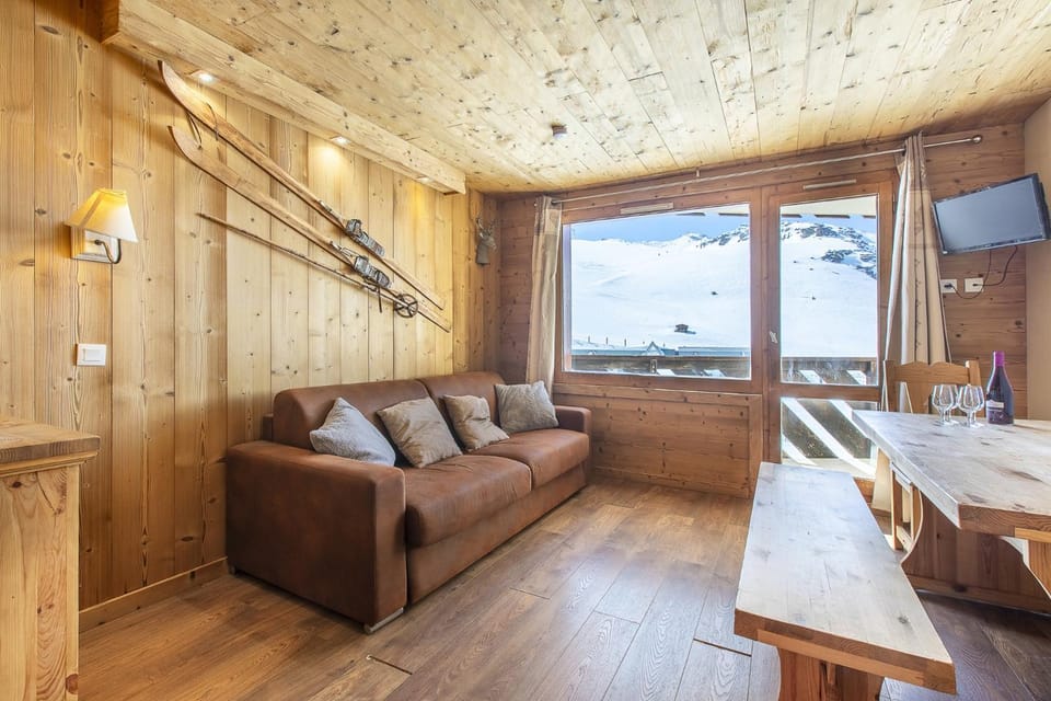 Natural landscape, TV and multimedia, Living room, Seating area, Dining area