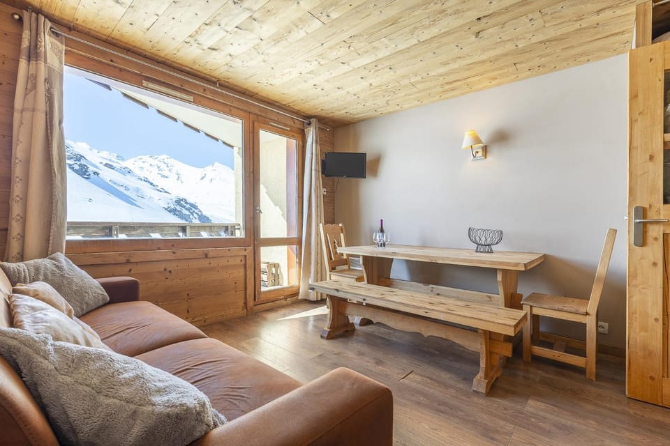 Natural landscape, TV and multimedia, Living room, Seating area, Dining area, Mountain view